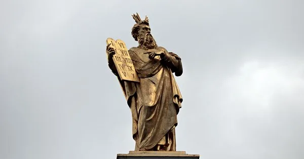 Moisés e os 10 mandamentos de Deus